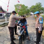 Polsek Kuala Kampar Bagi 50 Masker ke Warga